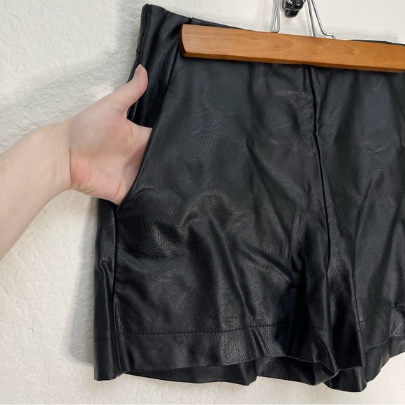 BooHoo Black Shorts Faux Vegan Leather High Waisted Pockets Bikercore Sz S - Picture 4 of 9